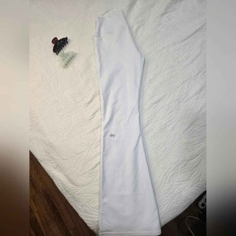 ALO Yoga Airbrush Flares - Picture 2 of 5